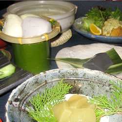 お持ち帰り用のざる豆腐(白、黒、緑)、
